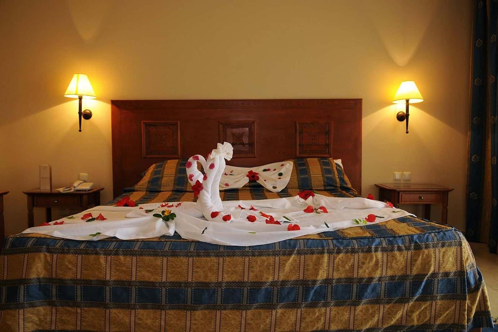 Alhambra Thalasso Hammamet Exterior foto A bed with a swan made of towels