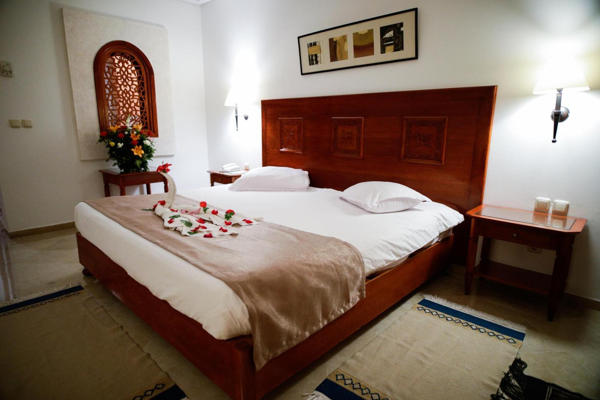 Alhambra Thalasso Hammamet Exterior foto A bedroom in a hotel