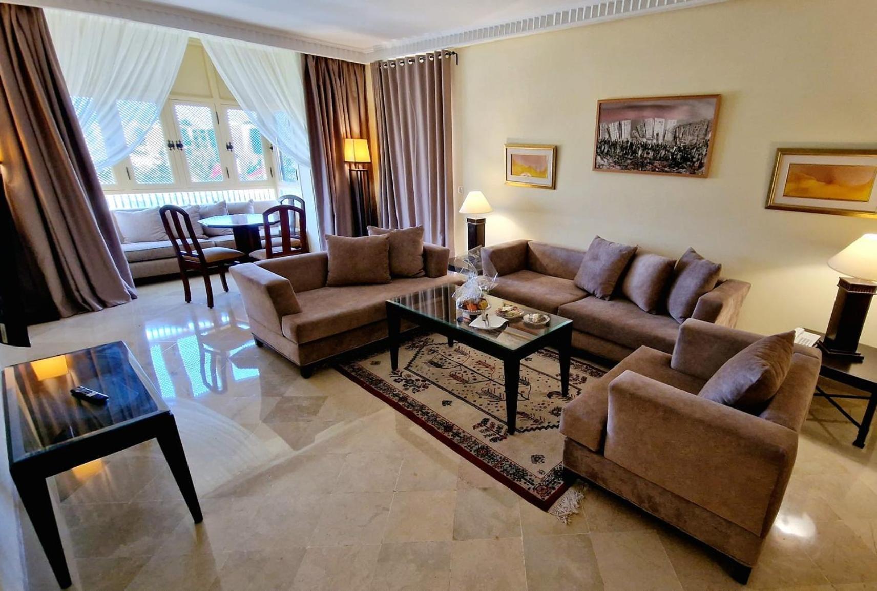 Alhambra Thalasso Hammamet Exterior foto A living room in a hotel suite
