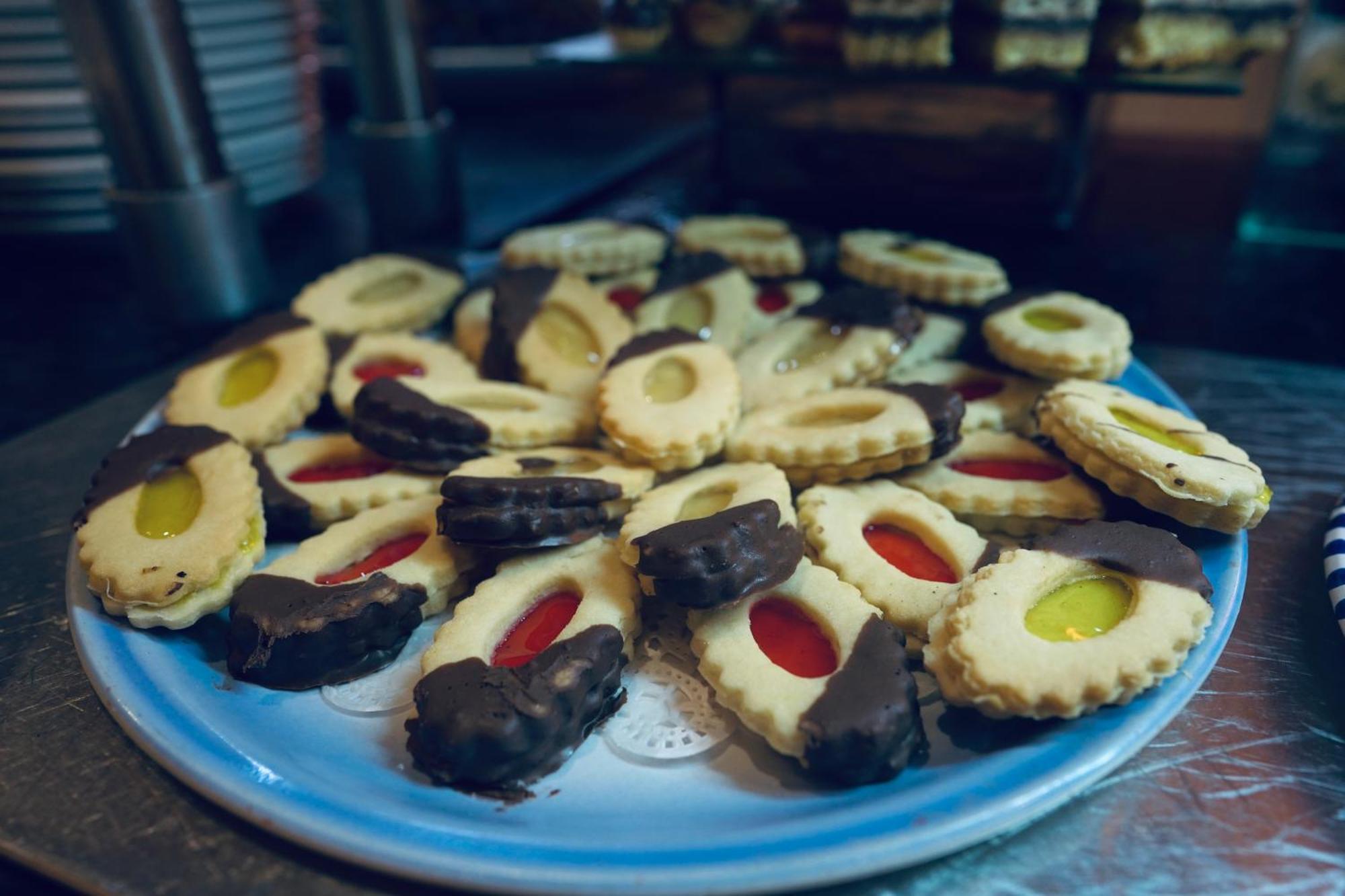 Alhambra Thalasso Hammamet Exterior foto A plate of chocolate-covered and plain stained glass cookies