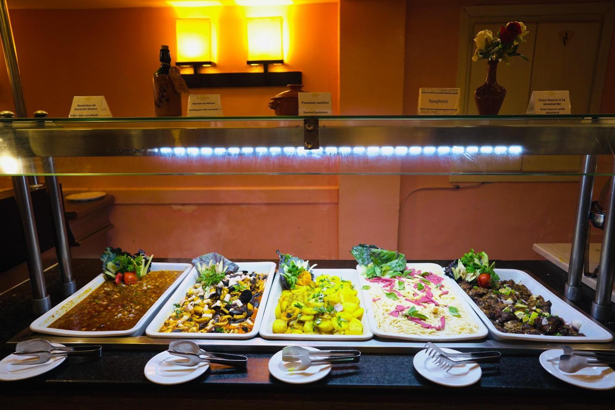 Alhambra Thalasso Hammamet Exterior foto A buffet at a hotel