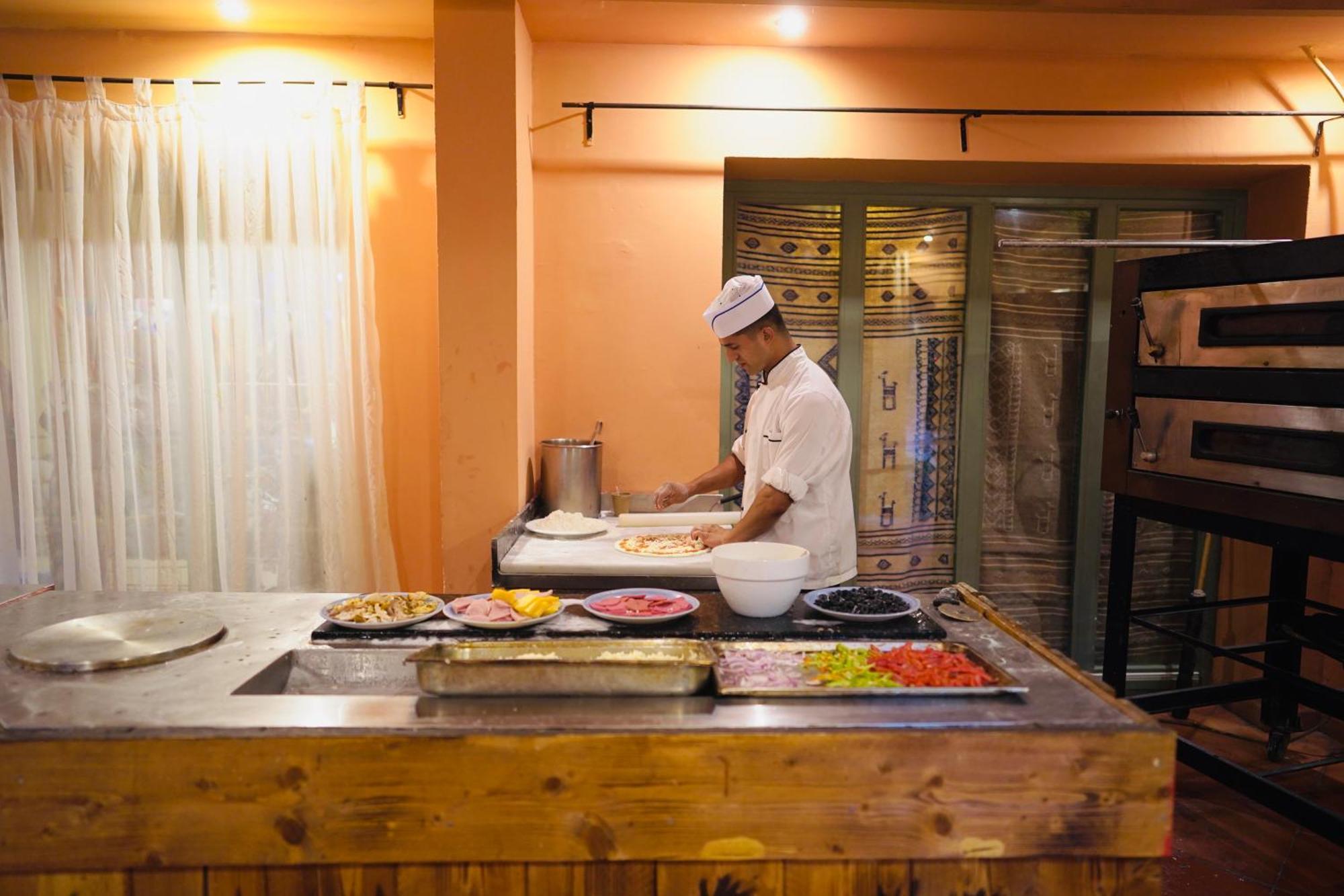 Alhambra Thalasso Hammamet Exterior foto A Thai chef preparing food