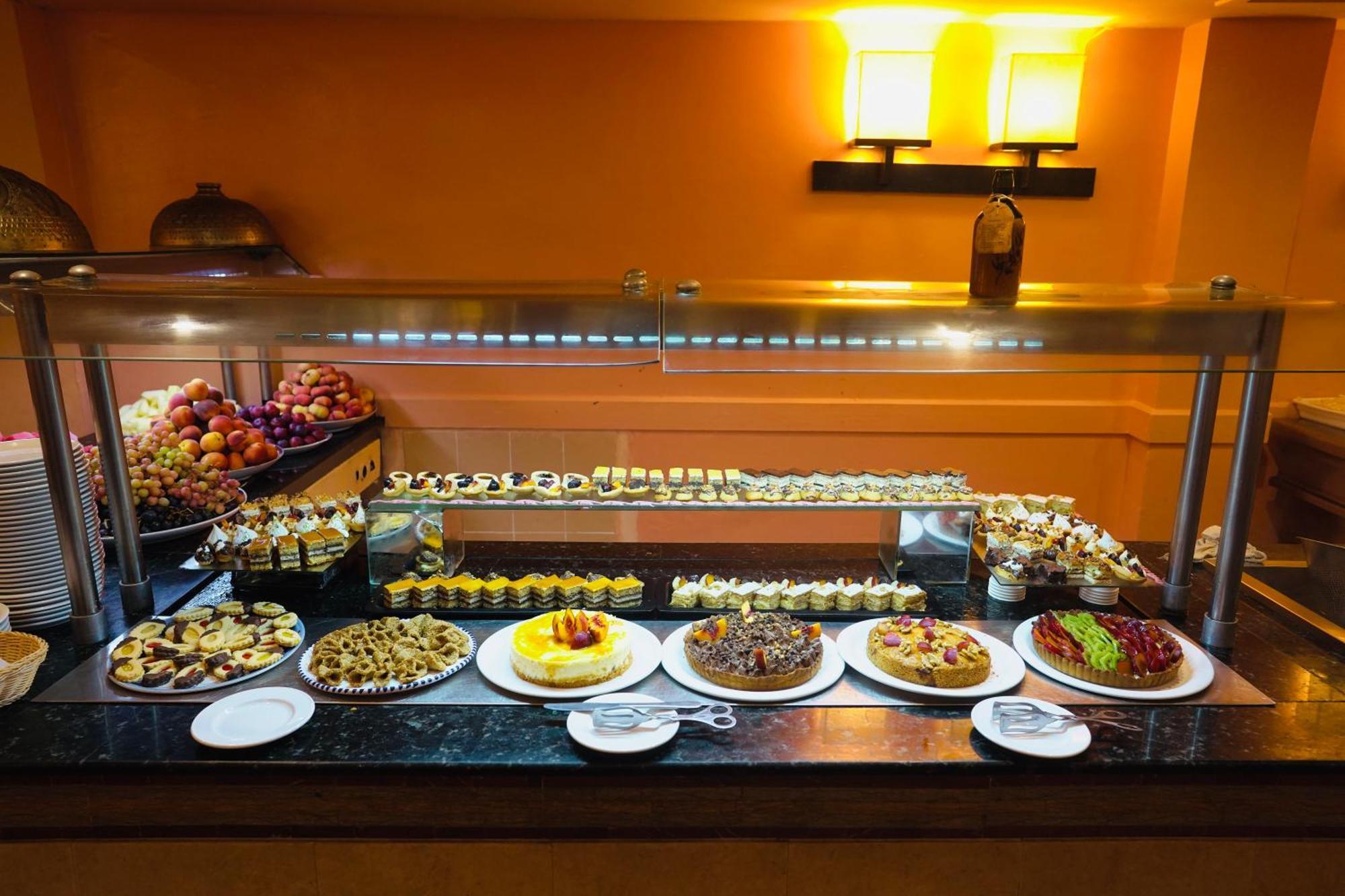 Alhambra Thalasso Hammamet Exterior foto A dessert buffet
