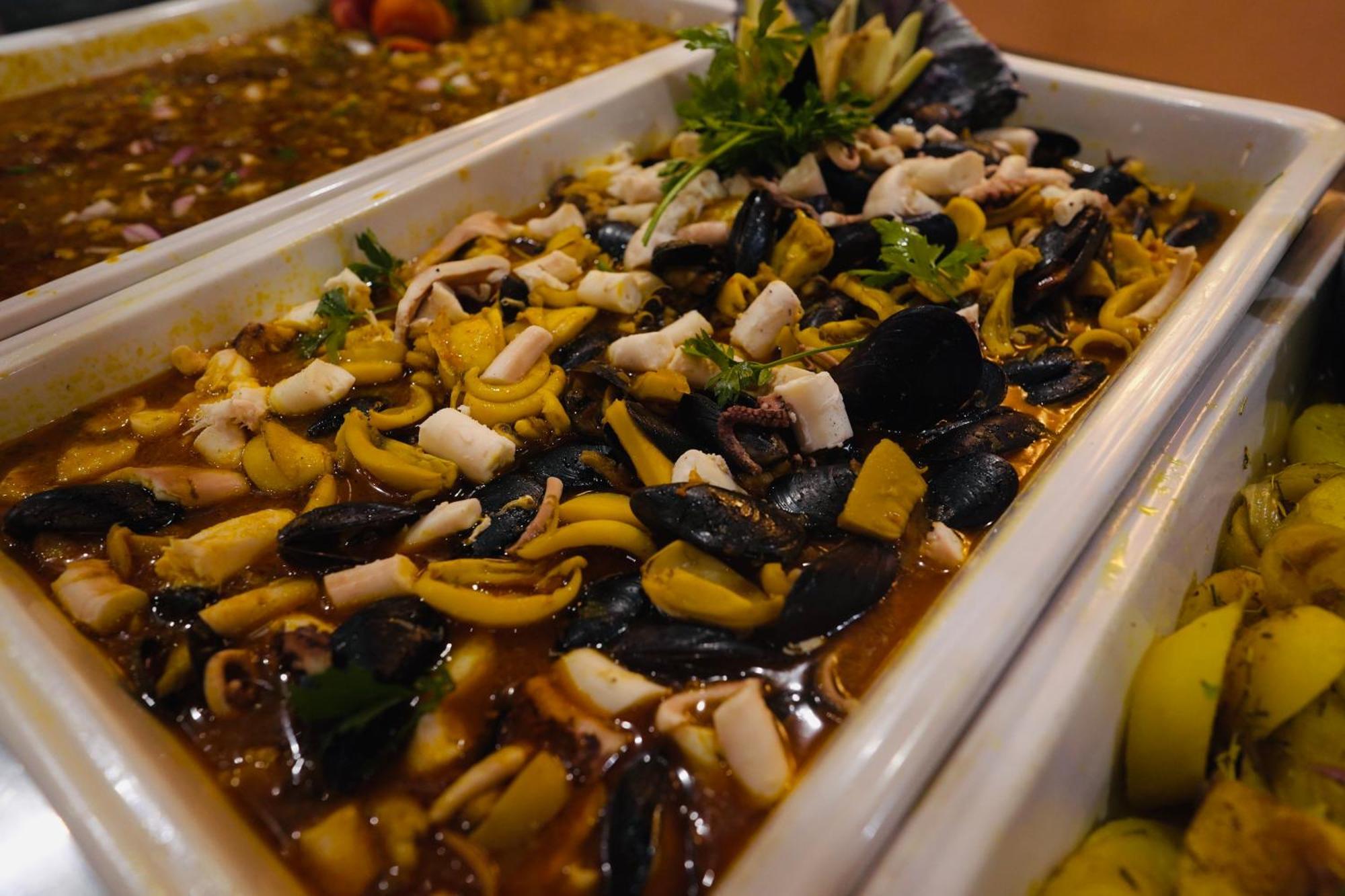 Alhambra Thalasso Hammamet Exterior foto A seafood salad