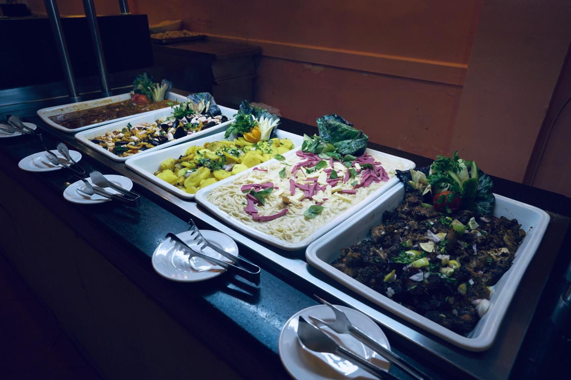 Alhambra Thalasso Hammamet Exterior foto A selection of Greek salads