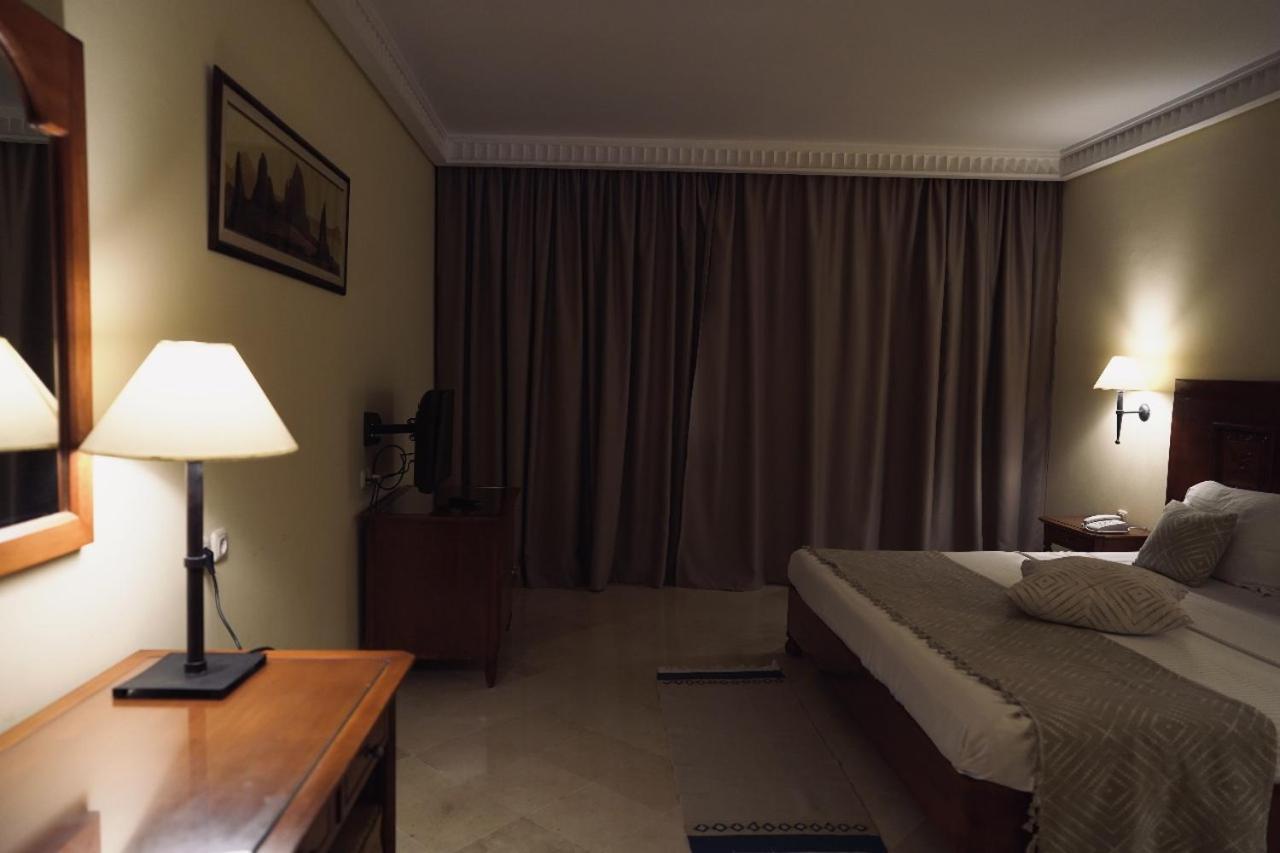 Alhambra Thalasso Hammamet Exterior foto A bedroom with blackout curtains drawn