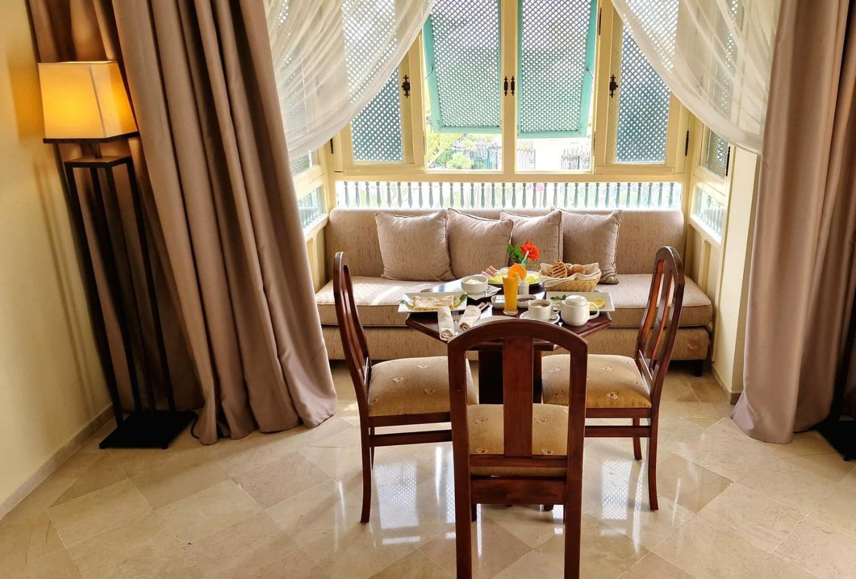 Alhambra Thalasso Hammamet Exterior foto A breakfast table